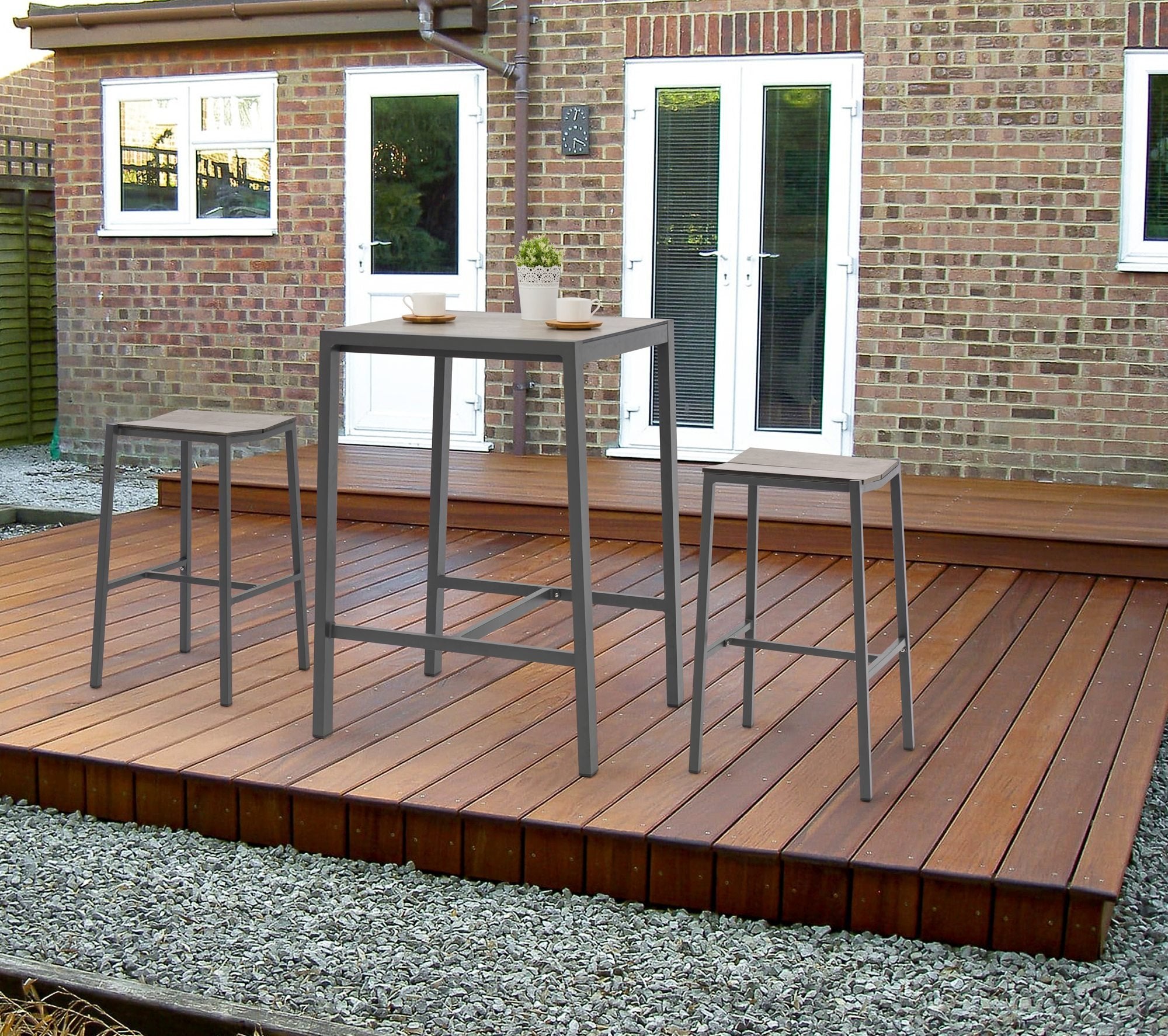 ✔ Brody Outdoor-Barset mit Tisch & 2 Hockern in Betonoptik für Garten & Terrasse
✔ Detailaufnahme Brody-Barhocker mit HPL-Sitzfläche & Aluminiumgestell
✔ Wetterfestes Brody-Barset – Hochwertige Materialien & moderne Optik