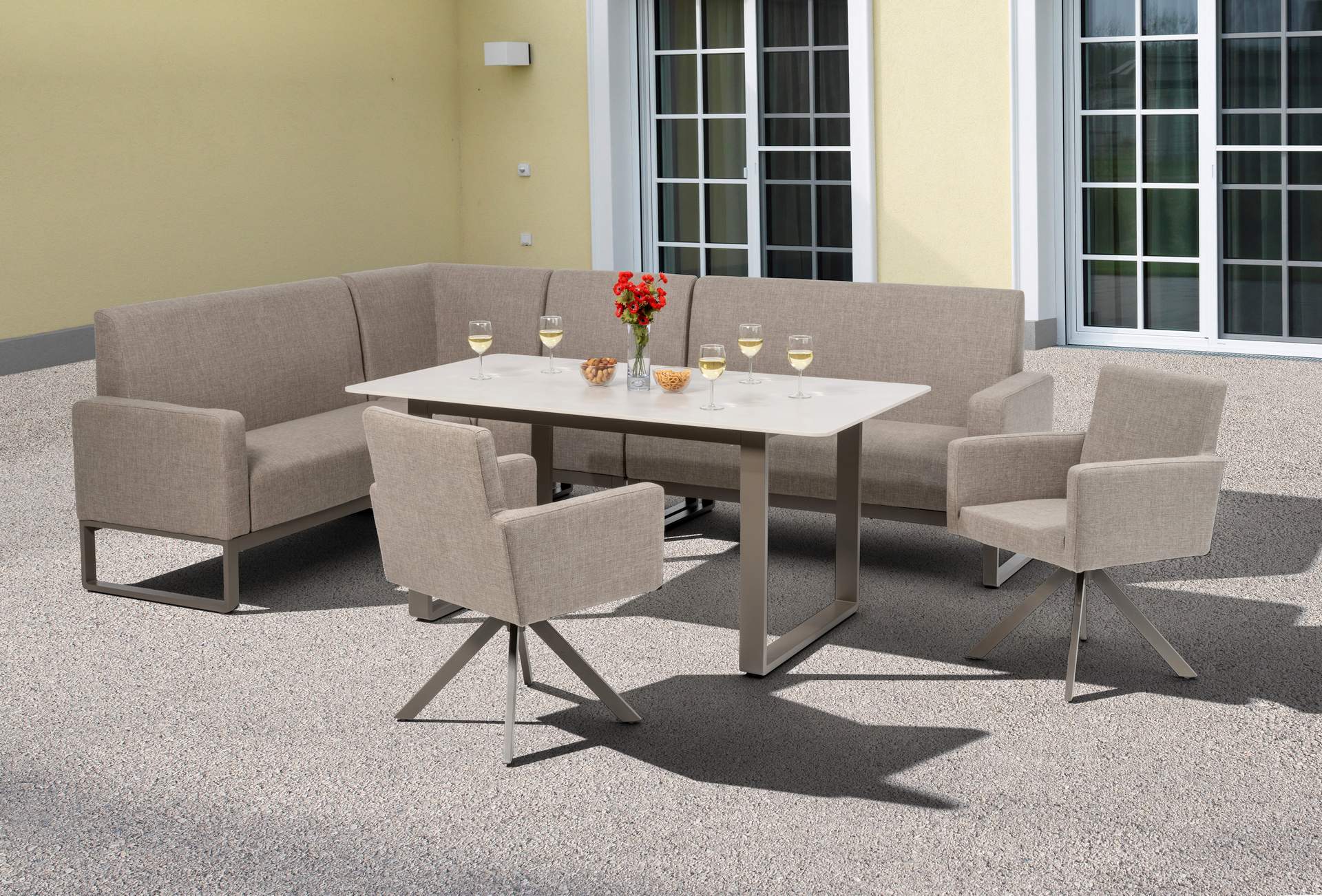 Cassandra Eckbankgruppe in Sandbeige mit Aluminiumgestell und Sinterstone-Tischplatte.