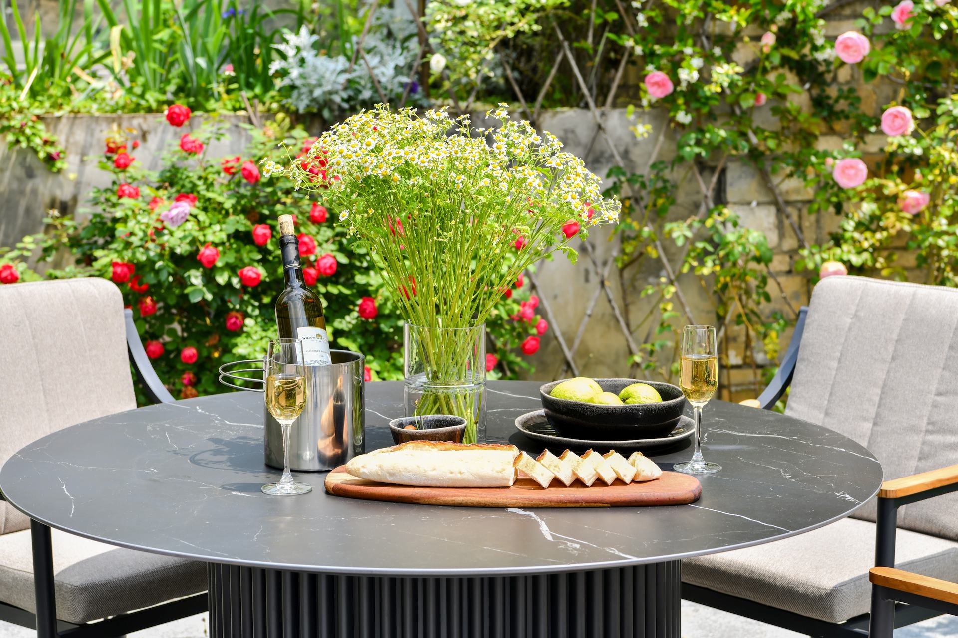 Cassiopeia Gartentisch Rund Ø 130 cm mit Sinterstone-Tischplatte in Marmoroptik Dunkel und Aluminiumgestell Dunkelgrau.