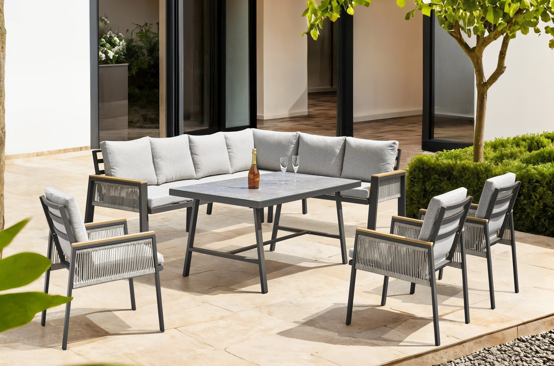 Chiara Eckbankgruppe mit anthrazitfarbenem Aluminiumgestell und Polywood-Armstützen in Teak-Optik, beige Textilschnüre und hellgraue Kissen, inklusive Tisch, bei Gartenmoebelshop.at verfügbar