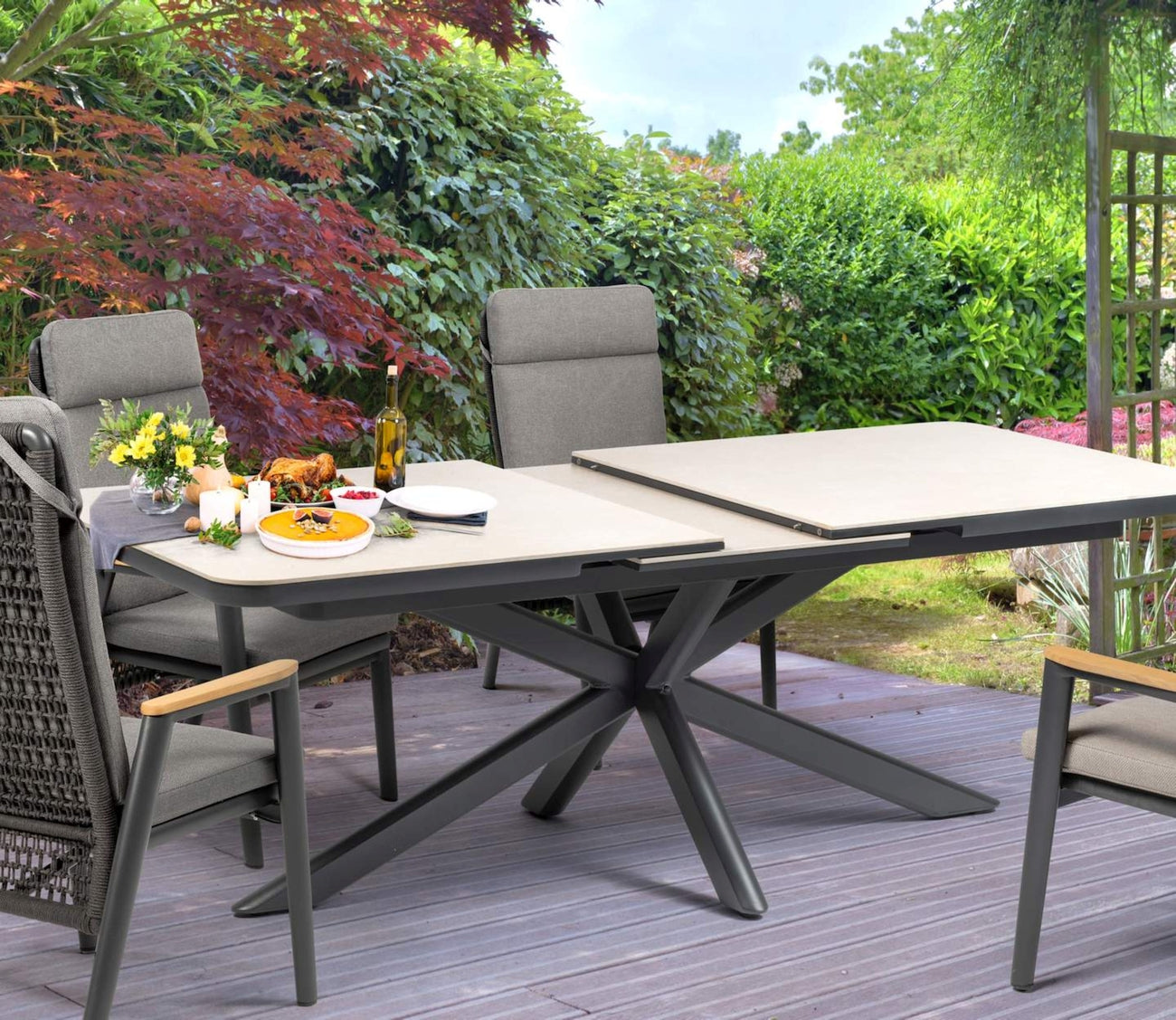 Finde bei uns den perfekten Gartentisch für deinen Außenbereich – ob robust, elegant oder pflegeleicht. Entdecke langlebige Materialien und modernes Design, ideal für Terrasse, Balkon oder Garten.